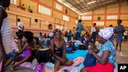 Para pengungsi Haiti yang terlantar di negaranya sendiri berkumpul di dalam salah satu tempat penampungan di Port-au-Prince, Haiti, pada 8 Juni 2021. (Foto: UNHaiti via AP/Boulet-Groulx)