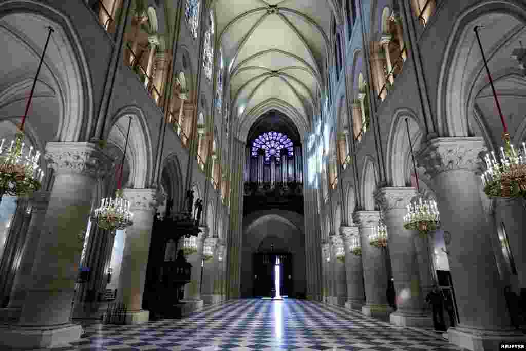 Importantes obras de reconstrucción han restaurado la catedral del siglo XII. Su aguja, bóvedas de crucería, vitrales y gárgolas de piedra tallada vuelven a su antigua gloria, con la piedra blanca y las decoraciones doradas brillando más que nunca.