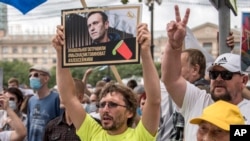 حامیان آلکسی ناوالنی، رهبر مخالفان در روسیه عکسی از او در دست دارند. - آرشیو
