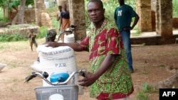 Des sacs de nourriture distribués par le PAM dans le nord du Togo, le 28 septembre 2007. 