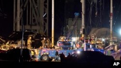  ইলিনয়ের এডওয়ার্ডসভিলে একটি শক্তিশালী ঘূর্ণিঝড়ের আঘাতে ব্যপক ক্ষয়ক্ষতি হয়। জরুরী উদ্ধারকর্মীরা অ্যামাজনের একটি স্থাপনাতে উদ্ধার অভিযান চালাচ্ছেন।১০ ডিসেম্বর ২০২১। (ছবি-এপি/ জেফ রবার্সন) 