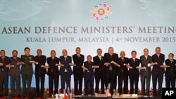 Các bộ trưởng quốc phòng ASEAN chụp hình lưu niệm tại Hội nghị ở Kuala Lumpur, Malaysia, ngày 4/11/2015. Một số nước thành viên ASEAN, nhất là Campuchia, không muốn trực tiếp đả kích Trung Quốc hay cùng với các nước khác hô hào cho việc thực hiện những cuộc đàm phán đa phương để giải quyết vụ tranh chấp Biển Đông.