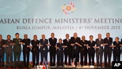 Các bộ trưởng quốc phòng ASEAN chụp hình lưu niệm tại Hội nghị ở Kuala Lumpur, Malaysia, ngãy 4/11/2015.