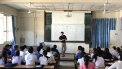 ທ້າວປີເຕີ ຈິນດາວົງ ກຳລັງສອນນັກຮຽນ