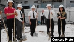 Doanh nhân Trịnh Vĩnh Bình tại lễ động thổ khách sạn 10 tầng ở Sài Gòn.