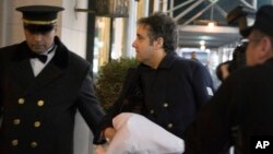Michael Cohen llega a su casa el jueves 17 de enero en Nueva York. Cohen fue condenado a tres años de prisión tras declararse culpable de delitos impositivos, fraude bancario y violaciones a las leyes de campaña. 