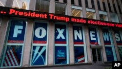 ARHIVA - Naslov o bivšem predsjedniku Donaldu Trampu ispred studija Foks Njuza u Njujorku, 28. novembra 2018. godine (AP/Mark Lennihan)