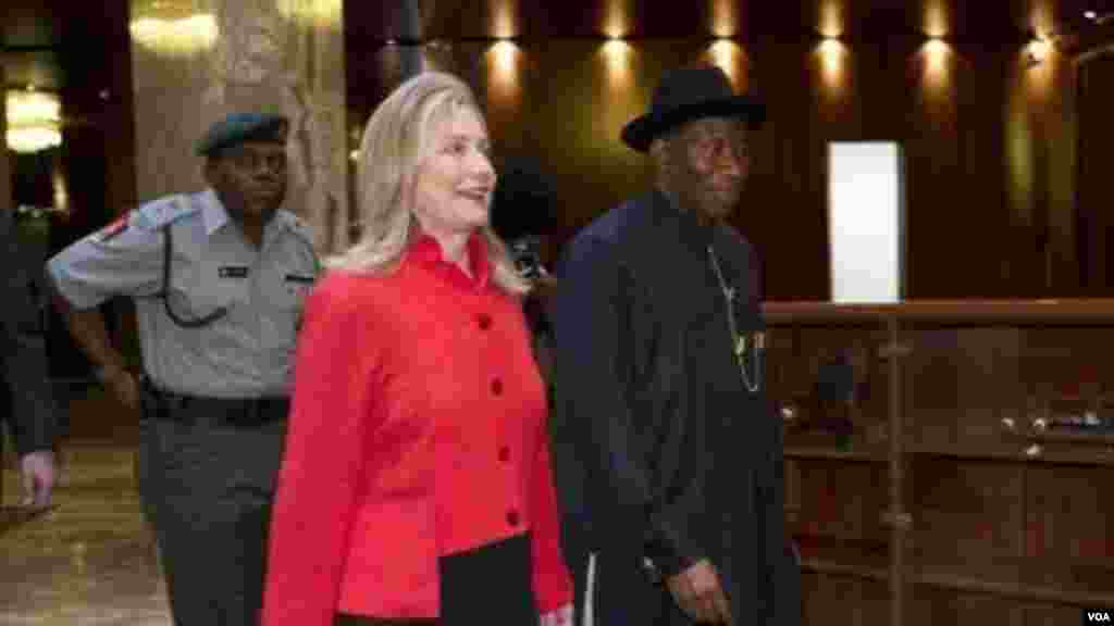 Sakatariyar harkokin wajen Amurka, Hillary Clinton, tana ganawa da shugaba Goodluck Jonathan na Najeriya a fadar shugaban a Abuja, alhamis, 9 Agusta 2012.
