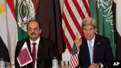 21일 프랑스 파리에서 칼 알-아티야 카타르 외무장관(왼쪽)과 존 케리 미국 국무장관이 회담을 가졌다.