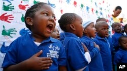 18일 넬슨 만델라 전 남아공 대통령이 입원한 병원에서, 어린이들이 95번째 생일을 축하하고 쾌유를 비는 노래를 부르고 있다.