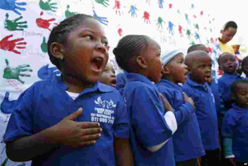 Crianças da creche Thanduxolo cantam em frente ao hospital onde o ex-presidente Sul-Africano está sendo tratado em Pretória, África do Sul.