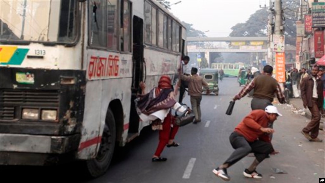 Para penumpang melompat keluar dari bus setelah diancam oleh para aktivis karena tidak mengikuti ajakan aksi mogok memprotes kenaikan harga BBM di Dhaka, Bangladesh (16/2). Seorang penumpang dilaporkan tewas, setelah sebuah kendaraan terbalik akibat sopir kehilangan kendali saat dikejar oleh para aktivis tersebut.