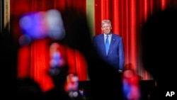 Los asistentes toman fotografías y graban mientras el presidente electo Donald Trump sube al escenario antes de hablar en los FOX Nation Patriot Awards, el 5 de diciembre de 2024, en Greenvale, Nueva York.