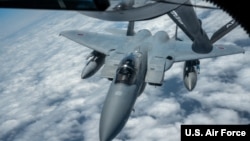 عملیات سوخت‌گیری هوایی یک فروند جنگنده اف-۱۵جی نیروی هوایی ژاپن