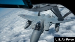 2025년 10월 1일, 태평양 상공에서 일본 항공자위대 제304전투비행대대 소속 F-15J 전투기가 제909공중급유비행대대 소속 KC-135 스트라토탱커와 공중급유 훈련을 실시하고 있다