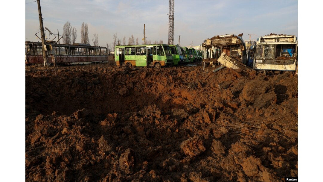 Serangan rudal Rusia di kompleks depot transportasi umum, di tengah serangan Rusia ke Ukraina, di Kharkiv, Ukraina, 20 Desember 2023. (Foto: REUTERS/Sofiia Gatilova)