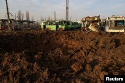 Serangan rudal Rusia di kompleks depot transportasi umum, di tengah serangan Rusia ke Ukraina, di Kharkiv, Ukraina, 20 Desember 2023. (Foto: REUTERS/Sofiia Gatilova)