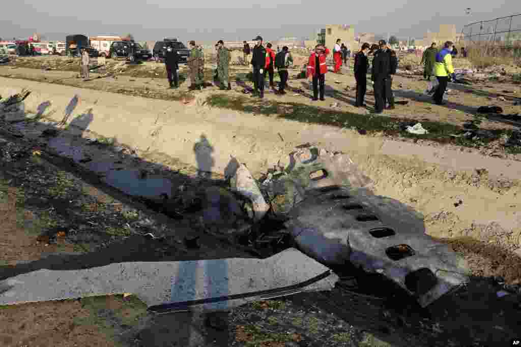 صحنه سقوط هواپیمای مسافربری اوکراین که لحظاتی پس از بلند شدن از فرودگاه امام خمینی تهران سقوط کرد.&nbsp;
