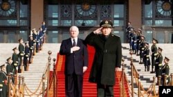 ທ່ານ Robert Gates ລັດຖະມຸນຕີປ້ອງກັນປະເທດສະຫະລັດ ຢືນຮຽງຂ້າງກັບ
ລັດຖະມຸນປ້ອງກັນປະເທດຈີນ