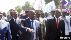 ប្រធានាធិបតី​នៃ​សាធារណៈរដ្ឋ​ប្រជាធិបតេយ្យ​កុងហ្គោ​លោក Joseph Kabila (រូបកណ្តាល) ស្វាគមន៍​អ្នក​គាំទ្រ​នៅ​ពេល​ដែល​លោក​មកដល់​អាកាសយានដ្ឋាន​ក្នុង Lubumbashi ទីក្រុង​នៃ​ខេត្ត Katanga កាល​ពី​ថ្ងៃទី​១៣ មិថុនា​ ២០១៦។​