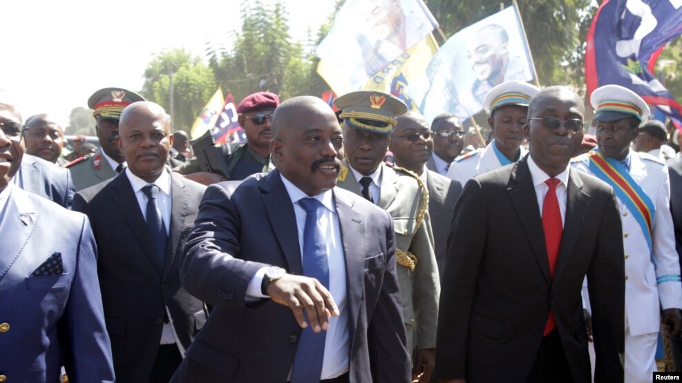 Le président Joseph Kabila de la RDC, au centre, marche avec les grandes figures de sa famille politique, 23 juin 2016.