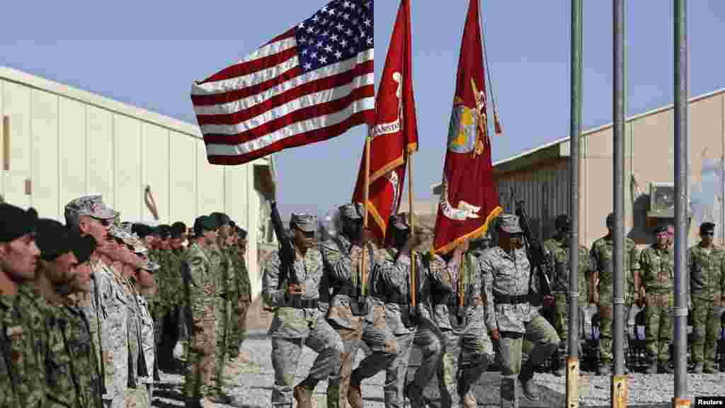 Upacara serah terima&nbsp;yang menandai berakhirnya tugas unit marinir AS dan pasukan tempur Inggris terakhir dalam operasi-operasi di Afghanistan (26/10). (Reuters/Omar Sobhani) 