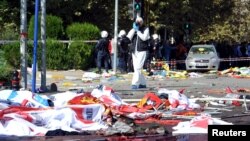 土耳其警方法医专家在10月10日安卡拉爆炸现场进行侦查。（2015年10月10日）