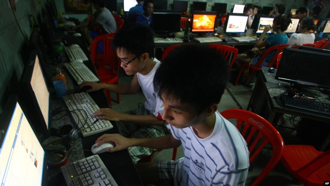 Dua orang pelajar Vietnam mengakses akun facebook dari internet cafe dekat asrama mereka saat kesulitan mengakses dari telepon genggam mereka akibat firewall, 27 September 2012. (Foto: dok).