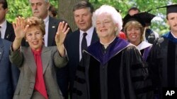 FILE - U.S. First Lady Barbara Bush (R) walks with Soviet First Lady Raisa Gorbachev (L) during the opening procession at Wellesley College commencement in Wellesley, Mass., June 1, 1990. 