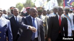 Le président Joseph Kabila, au centre, accompagné des membres son gouvernement, salue ses partisans à son arrivée à l'aéroport de Lubumbashi, la capitale de l’ex-province du Katanga, RDC, 13 juin 2016. 