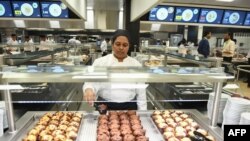 Seorang pekerja IKEA sedang menata kue muffin di restoran toko IKEA yang baru di Hydrabad, India, 8 Agustus 2018.