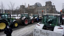 Almanya'da çiftçiler, hükümetin çiftçilere akaryakıt ve vergi muafiyeti desteğini kesmesine tepki gösteriyor. 