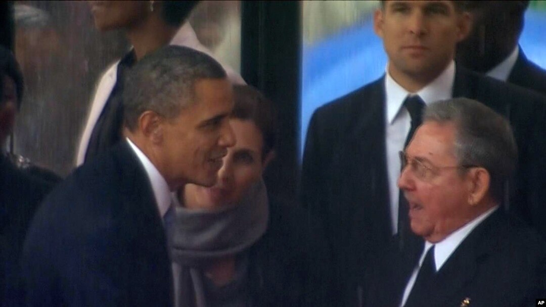Tổng thống Barack Obama (trái) tại lễ tang ông Nelson Mandela, vị tổng thống đầu tiên của Nam Phi, ngày 10/12/2013.