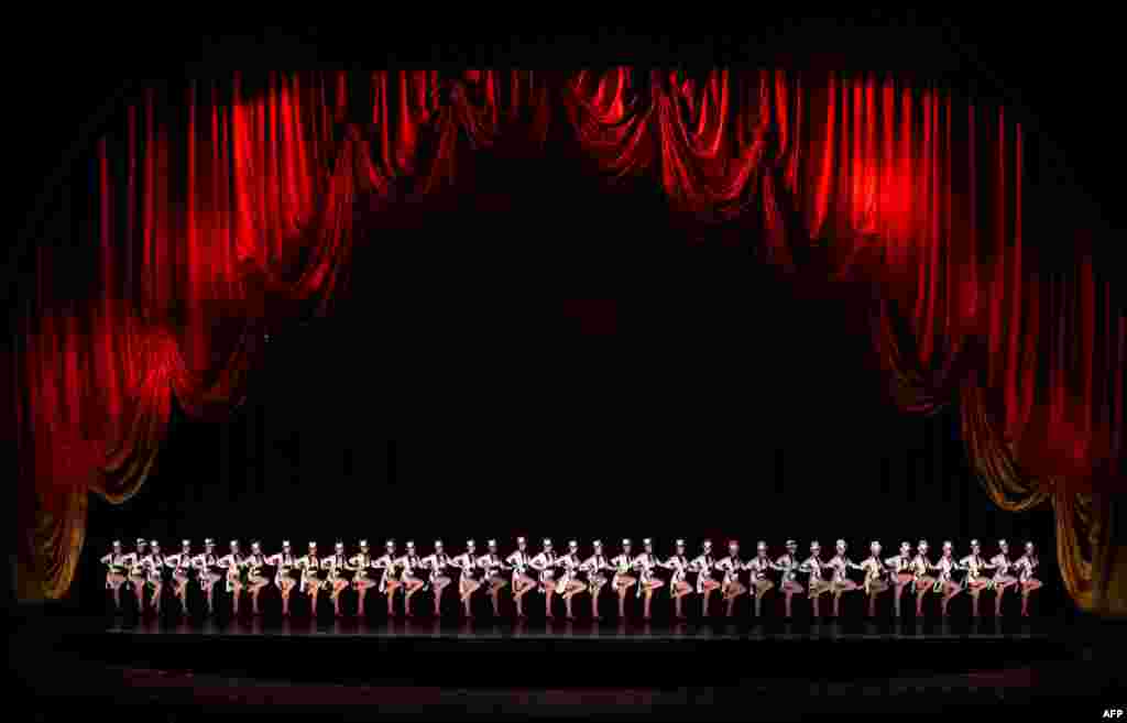 Para penari dari kelompok &#39;Radio City Rockettes&#39; tampil dalam pertunjukan &#39;Finale&#39; Radio City Music Hall di kota New York.