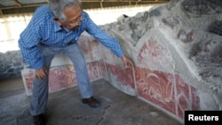 Archeologist Ruben Cabrera points at the remains of mural paintings on the walls of the Patio of the Jaguars at La Ventilla, in the ancient city of Teotihuacan, on the outskirts of Mexico City, Mexico November 7, 2019. (REUTERS/Gustavo Graf)