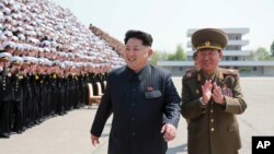 김정은 북한 국방위원회 제1위원장이 인민군 제5차 훈련일꾼대회 참가자들과 기념사진을 찍었다고 조선중앙통신이 1일 보도했다. 촬영 날짜는 최근이라고 밝혔다. 