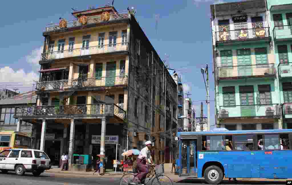 Buildings in Rangoon with Chinese writing. (VOA-D. Schearf)