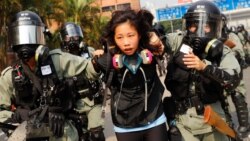Một sinh viên bị cảnh sát bắt hôm 18/11 khi tìm cách rời Đại học Bách khoa Hong Kong.