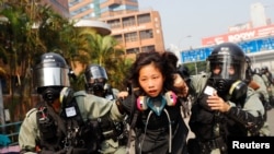 ၂၀၁၉ နိုဝင်ဘာတုန်းက ဟောင်ကောင်ဆန္ဒပြသူတဦးကို ရဲများက ဖမ်းဆီးစဉ် 