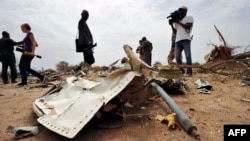 Para wartawan melihat-lihat lokasi jatuhnya pesawat Air Algerie penerbangan AH 5017 di Gossi, Malli, Juli 2014. 
