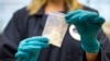 位于维吉尼亚州斯特林的美国缉毒署特别测试和研究实验室展示的一小袋被收缴的4-氟异丁基芬太尼。（2016年8月9日）