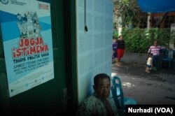 Sebuah poster imbauan menghindari politik uang di rumah salah seorang warga di Yogyakarta. (Foto:VOA/Nurhadi)