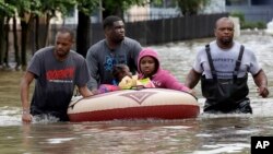 Les habitants sont évacués de leur appartement entouré par les inondations à Houston, Texas, le 18 avril 2016.