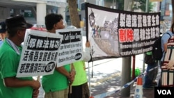 香港反法輪功組織青年關愛協會在法輪功活動會場外 (資料圖片)