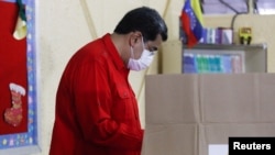 El presidente de Venezuela, Nicolás Maduro, vota en las elecciones para gobernadores estatales y alcaldes locales, en la base militar Fuerte Tiuna en Caracas, el 21 de noviembre de 2021.