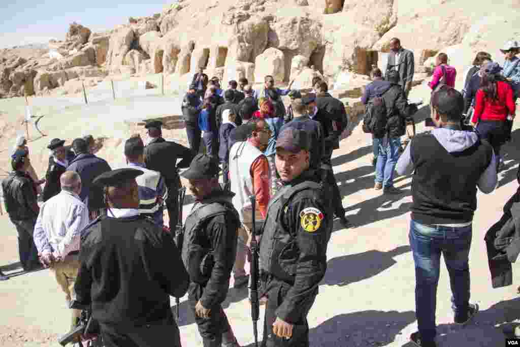 Polisi Mesir menjaga lokasi penggalian di pekuburan Draa Abul Naga, di Tepi Barat Luxor, 9 Desember 2017. (H. Elrasam/VOA)