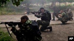 2일 우크라이나 동부 루한스크에서 친러 분리주의 무장세력들이 정부군과 교전을 벌이고 있다.