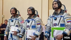 El astronauta estadounidense de la NASA, Dan Burbank, y los rusos Anton Shkaplerov y Anatoly Ivanishin, minutos después de su examen médico en Moscú.