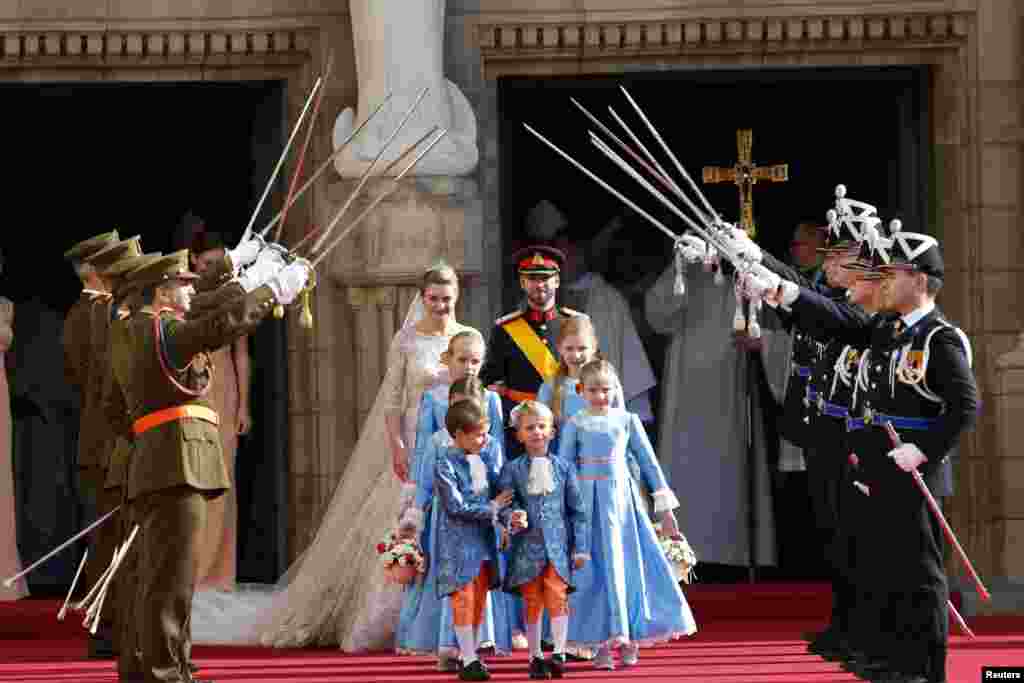 Luxembourg&#39;s Hereditary Grand Duke Guillaume and his wife Princess Stephanie, Hereditary Grand Duchess of Luxembourg, leave Notre-Dame Cathedral after their religious wedding service, October 20, 2012. 