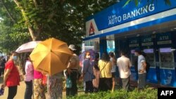 ရန်ကုန်မြို့ရှိ နေရာတခုက KBZ ဘဏ် ATM တွင် ငွေထုတ်ရန်စောင့်နေသူများ။ မတ် ၁၈၊ ၂၀၂၁။